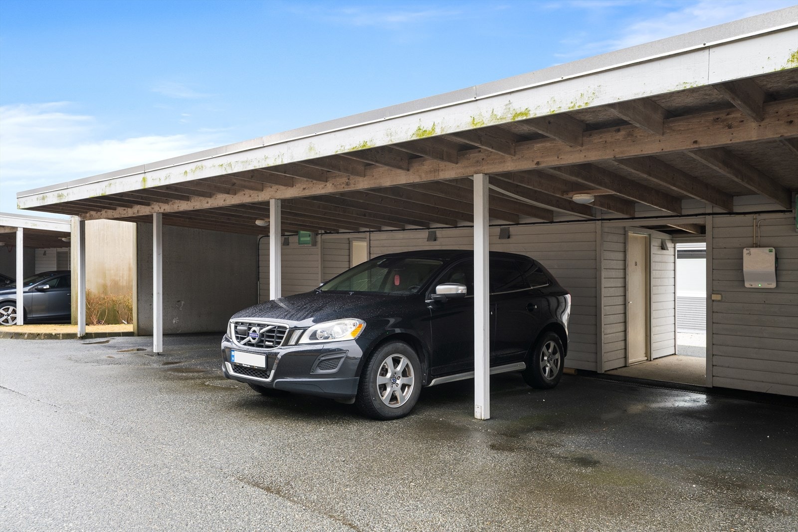 Leiligheten disponerer parkeringsplass i carport Galleribilde