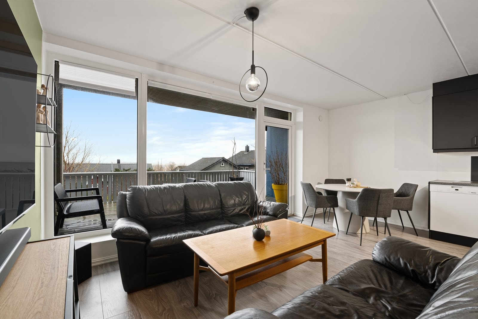 Fra stuen er det utgang til sørvendt terrasse. Galleribilde