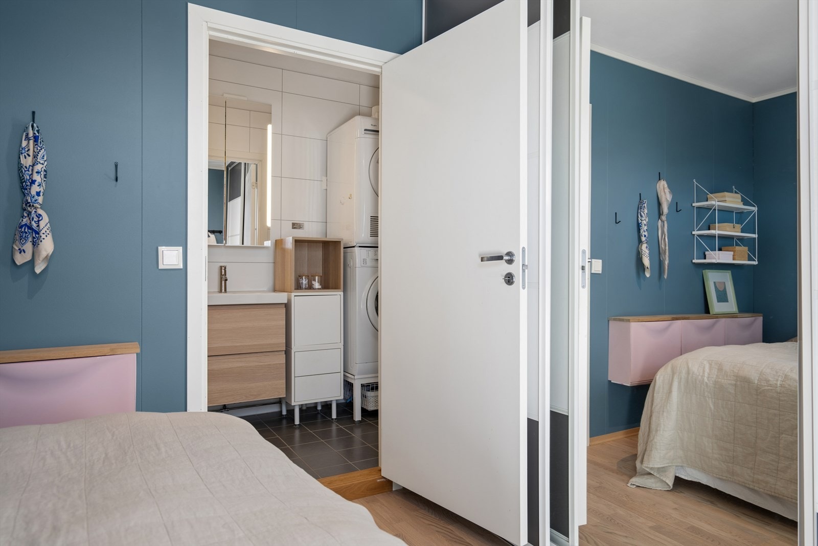 En praktisk detalj er den direkte adkomsten fra soverommet til badet. Galleribilde