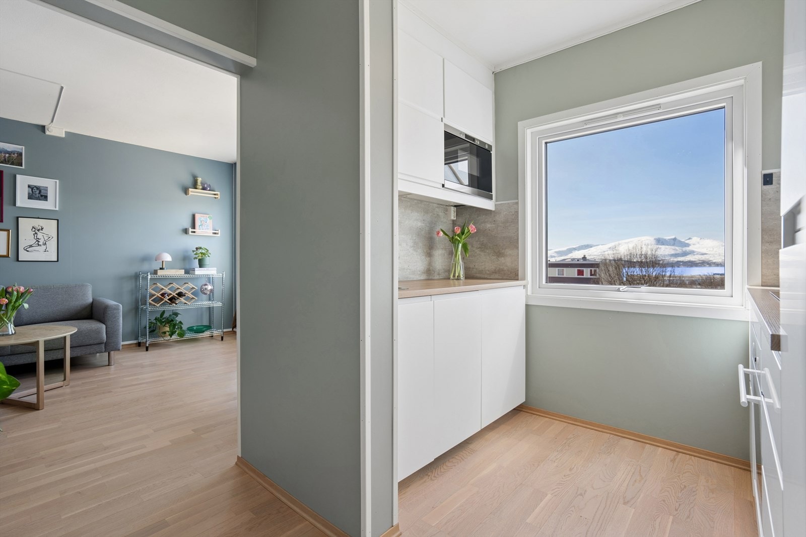 Kjøkkenet ble modernisert i 2017 og har en åpen forbindelse til stuen. Galleribilde