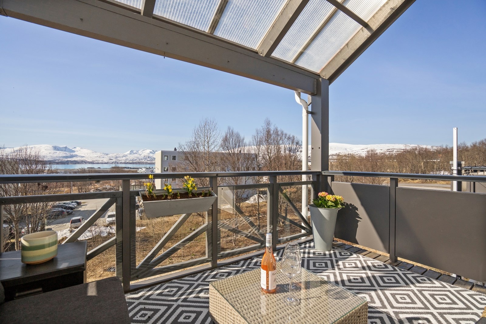 Den overbygde balkongen på 7 m² fungerer som en forlengelse av leiligheten store deler av året. Her er det god plass til en sittegruppe for å nyte utsikten og lange sommerdager. Galleribilde