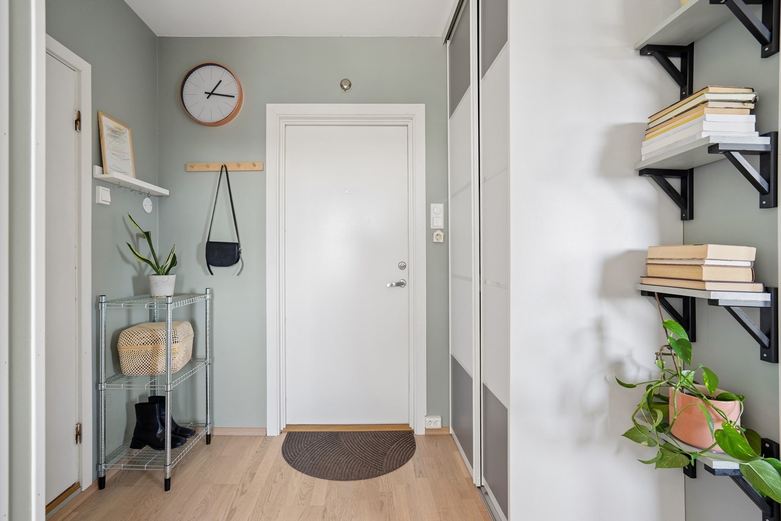 Entréen har plass til oppbevaring av yttertøy og sko. Galleribilde