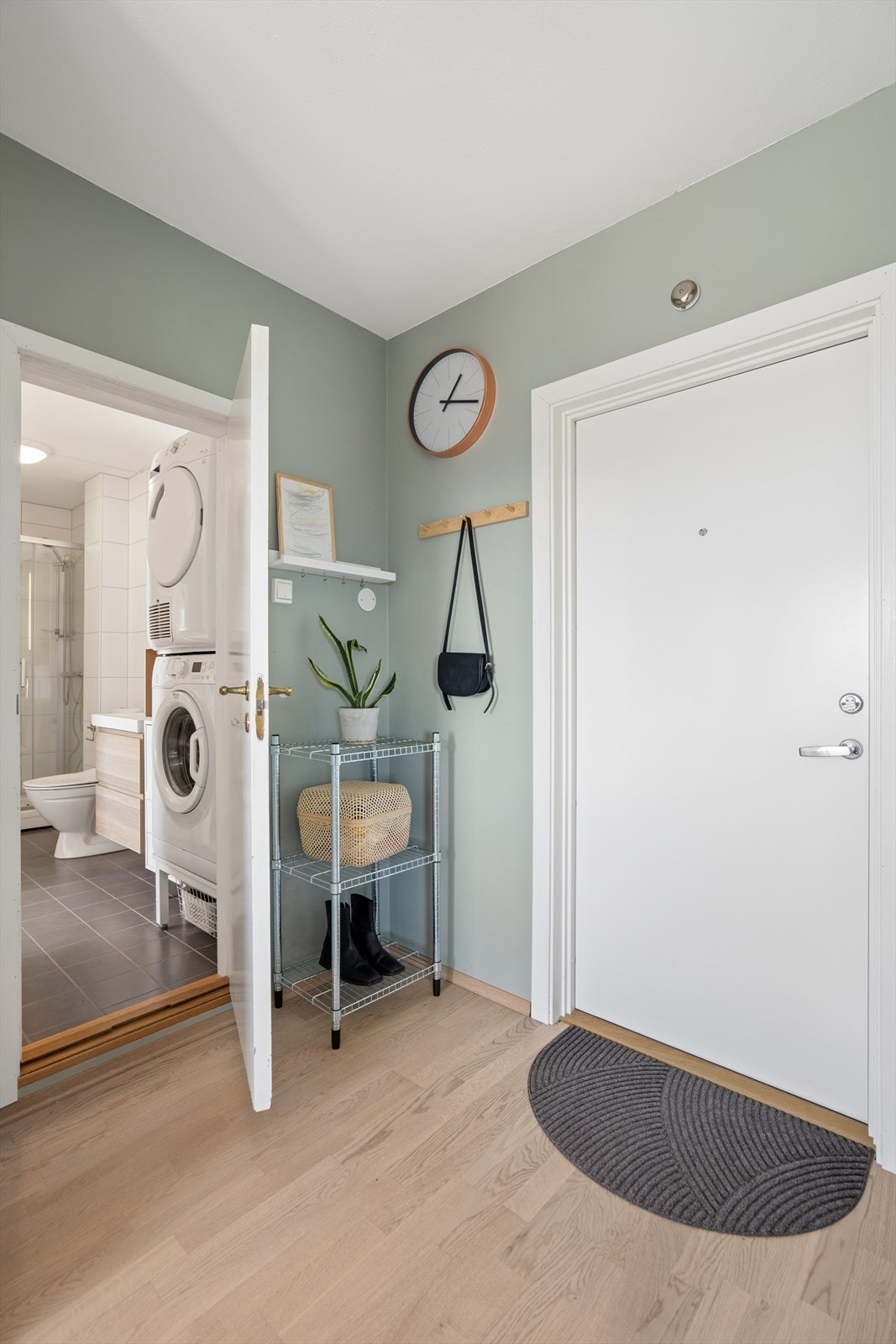 Fra entréen er det også direkte tilgang til badet, en praktisk løsning i hverdagen. Galleribilde