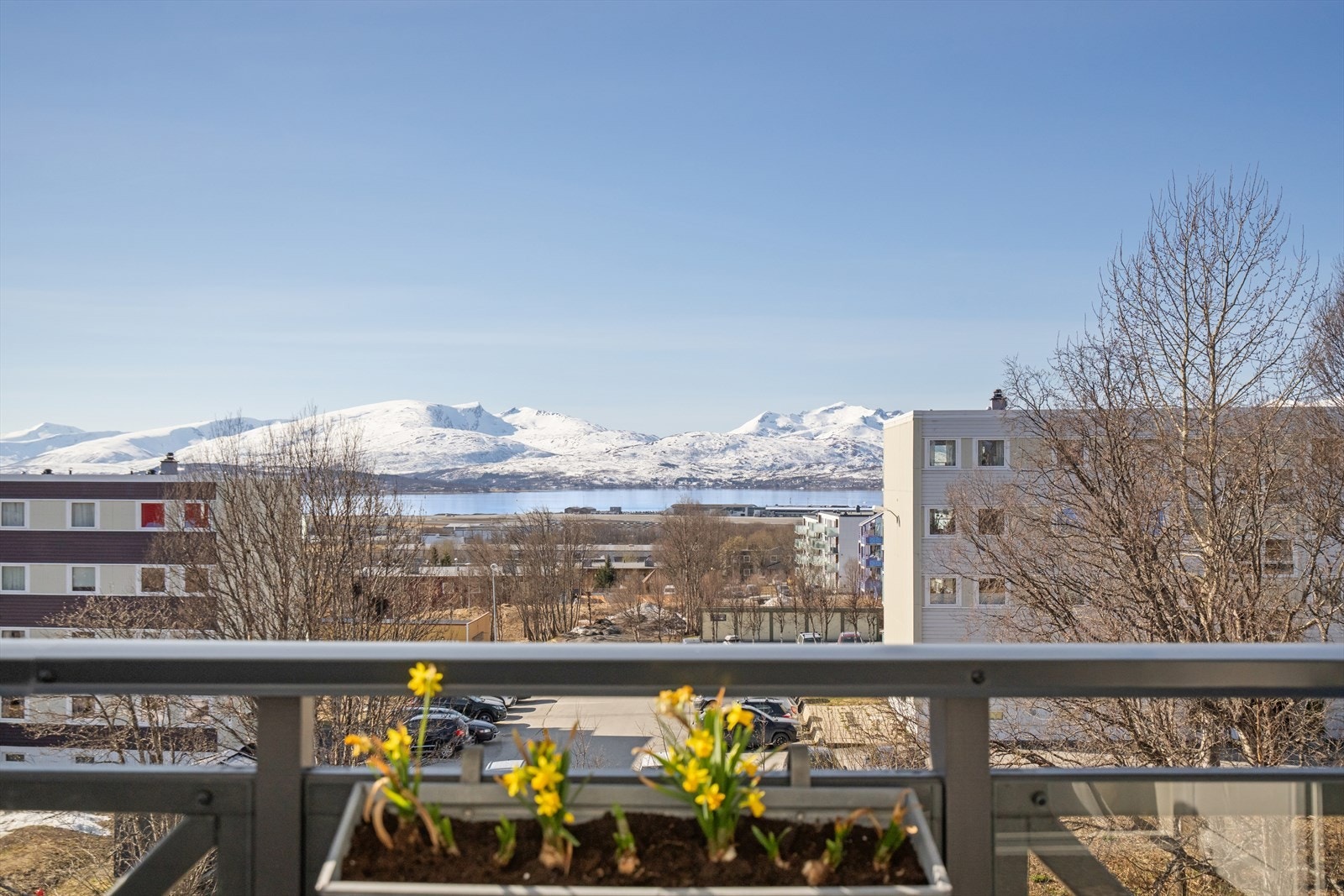 Fra leiligheten har du en flott utsikt over sundet og Kvaløyas mektige fjellrekker. Galleribilde