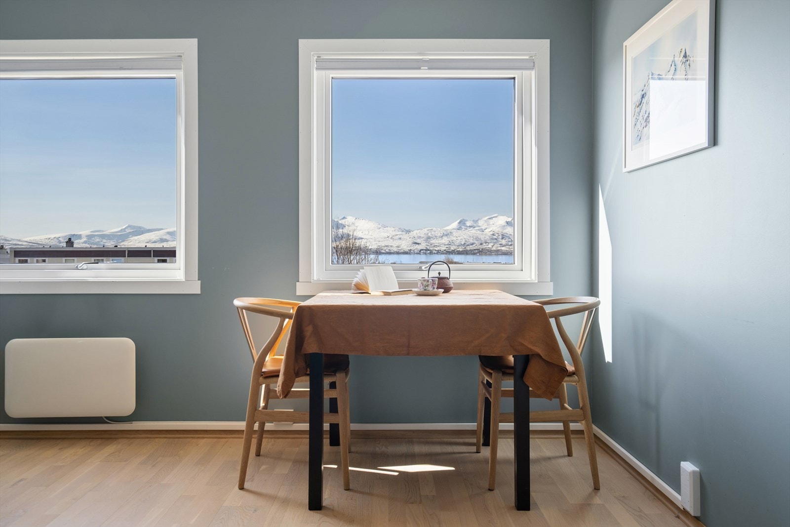 Her kan måltidene nytes med utsikt mot det skiftende nordnorske landskapet. Galleribilde