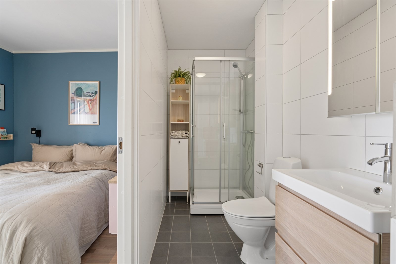 Badet ble modernisert i 2017 og har flislagte overflater og elektrisk gulvvarme. Galleribilde