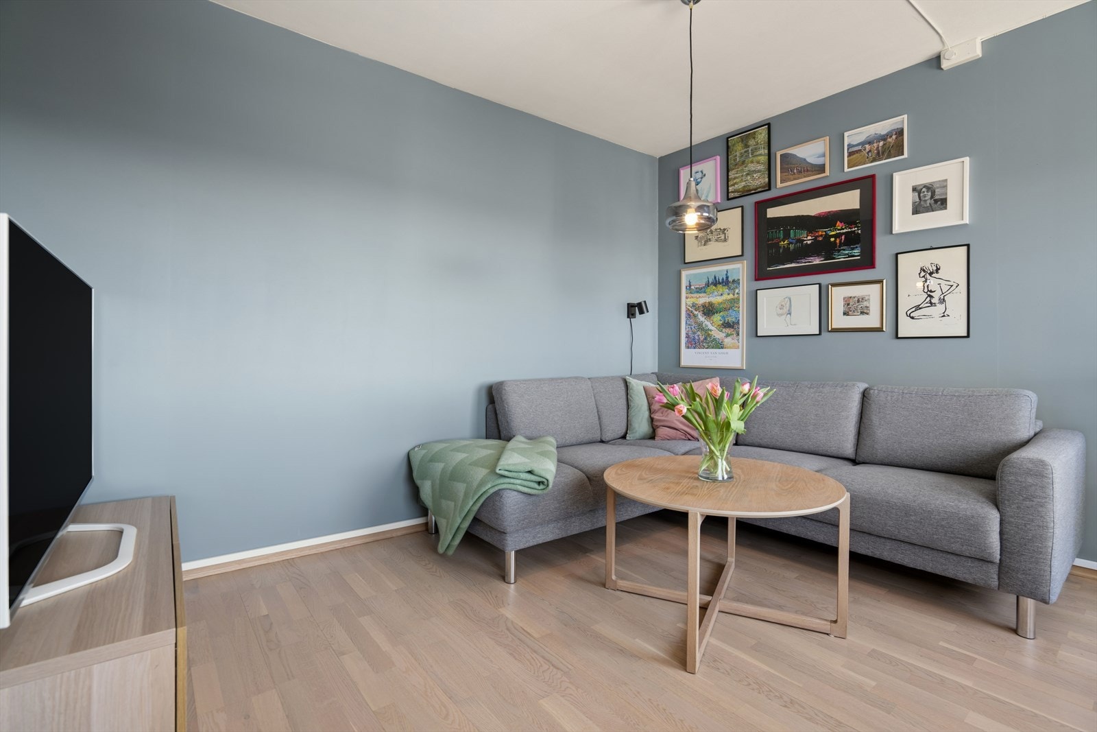 Stuen har en åpen og sosial planløsning med god plass til sofagruppe. Galleribilde