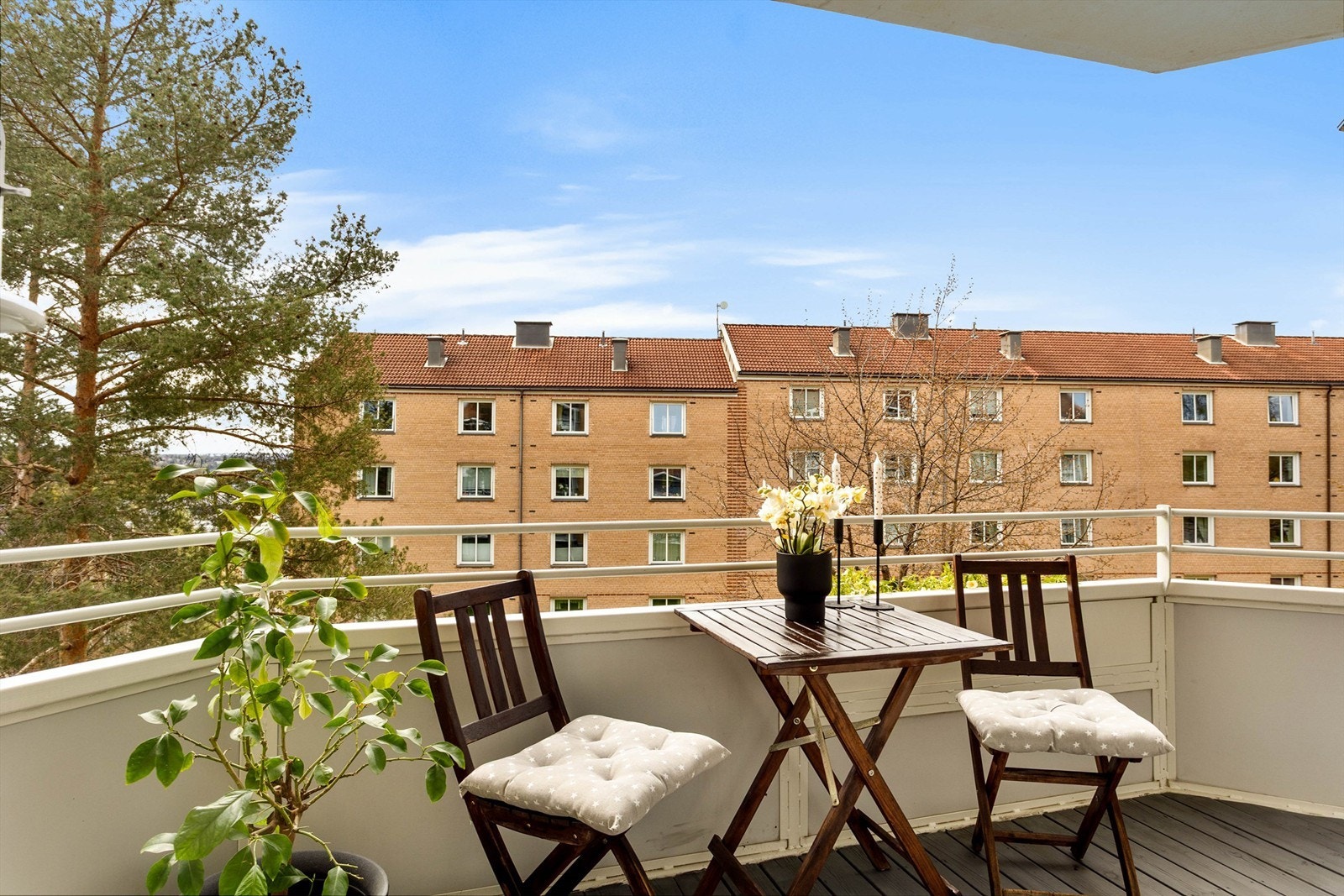 Balkongen har terrassebord på gulvet, god plass til en hyggelig sittegruppe og fungerer utmerket som et ekstra rom på sommerhalvåret. Galleribilde