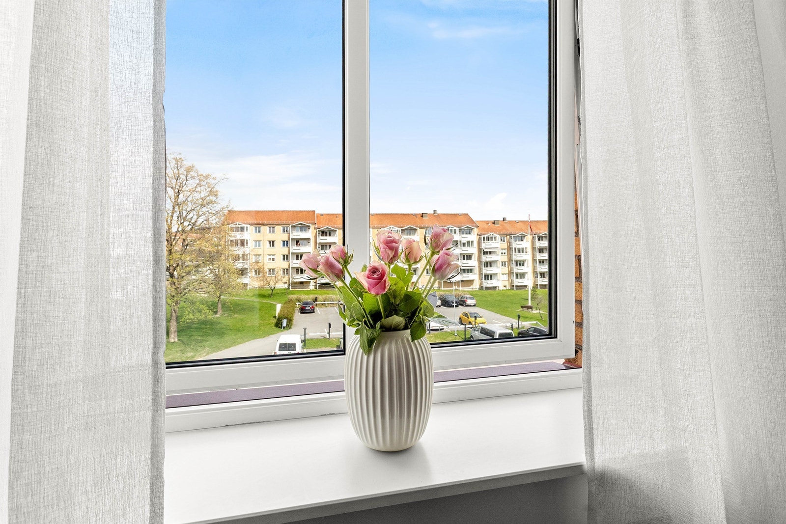 Fra vinduet har du utsyn mot borettslagets rolige og trafikkstille uteområder, som skaper en fredelig og behagelig atmosfære. Galleribilde