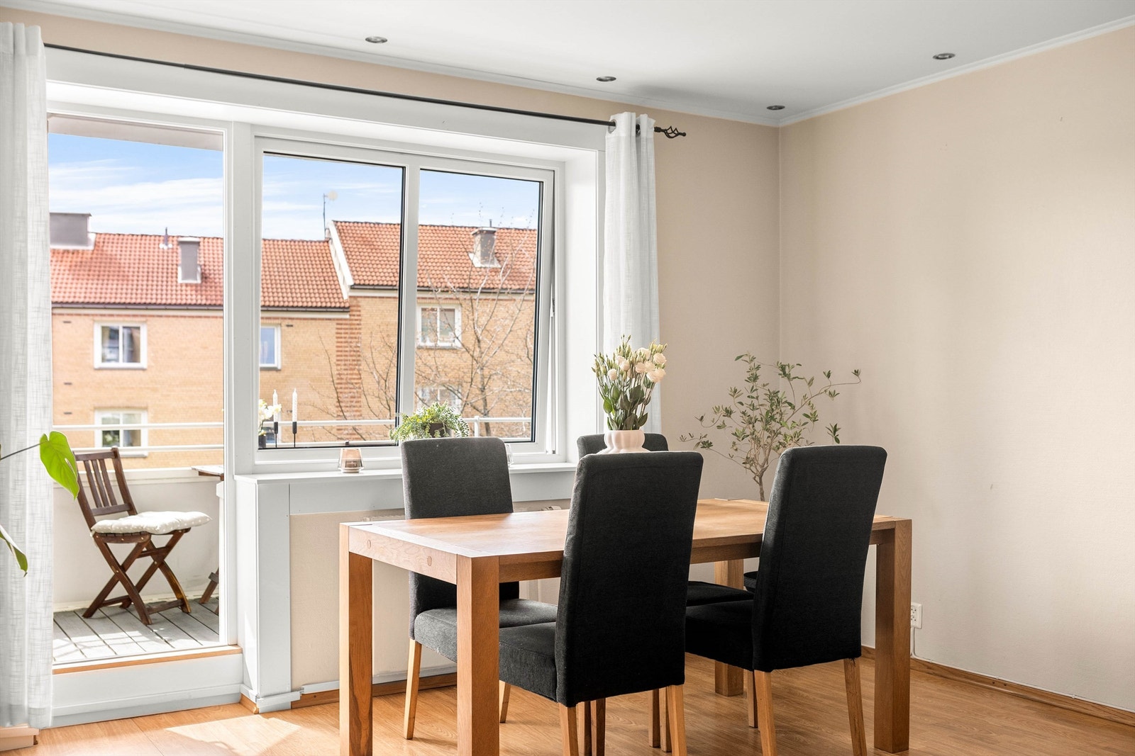 Spiseplassen er praktisk plassert ved vinduet, med direkte utgang til balkongen. Galleribilde
