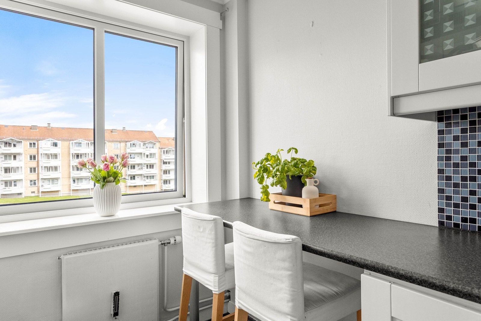 En koselig sittegruppe hvor du kan starte dagen rolig med en kopp kaffe i morgensolen, før hverdagen tar fart. Galleribilde