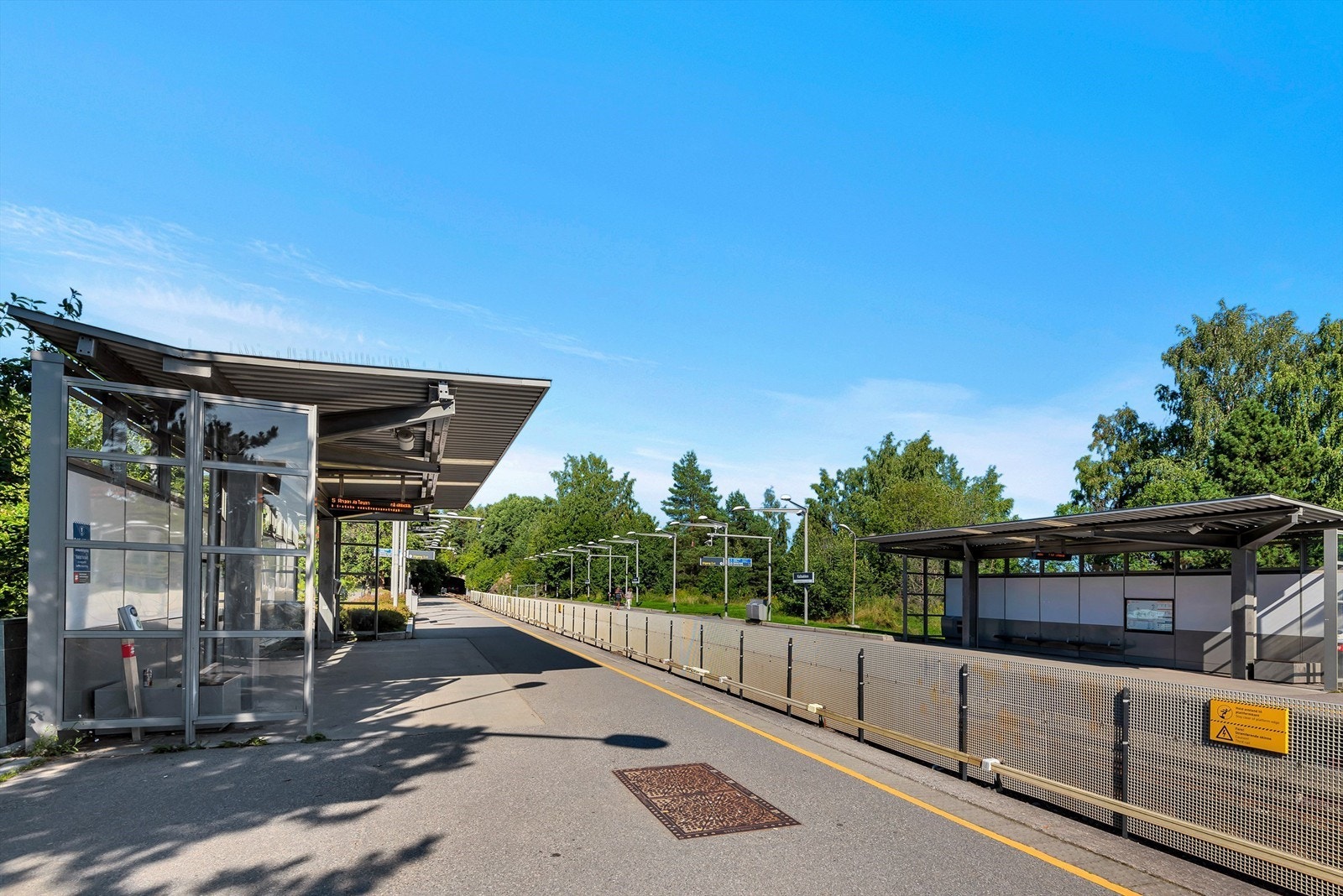 Kalbakken har et svært godt utbygd offentlig kommunikasjonstilbud via hyppige avganger med buss, t-bane og tog. Her Kalbakken T. Galleribilde