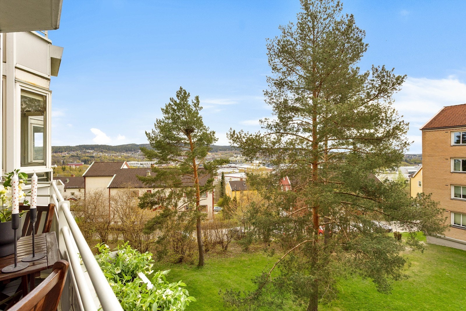 Leiligheten ligger i et etablert og rolig boligområde med umiddelbar nærhet til marka. Galleribilde