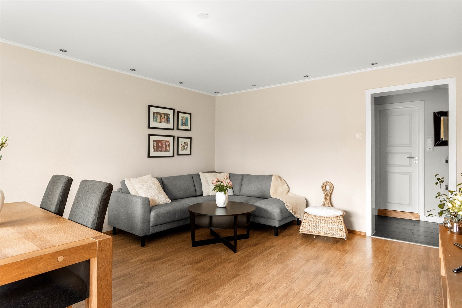 Stuen har innfelte downlights i himlingen og laminat på gulvet. Galleribilde