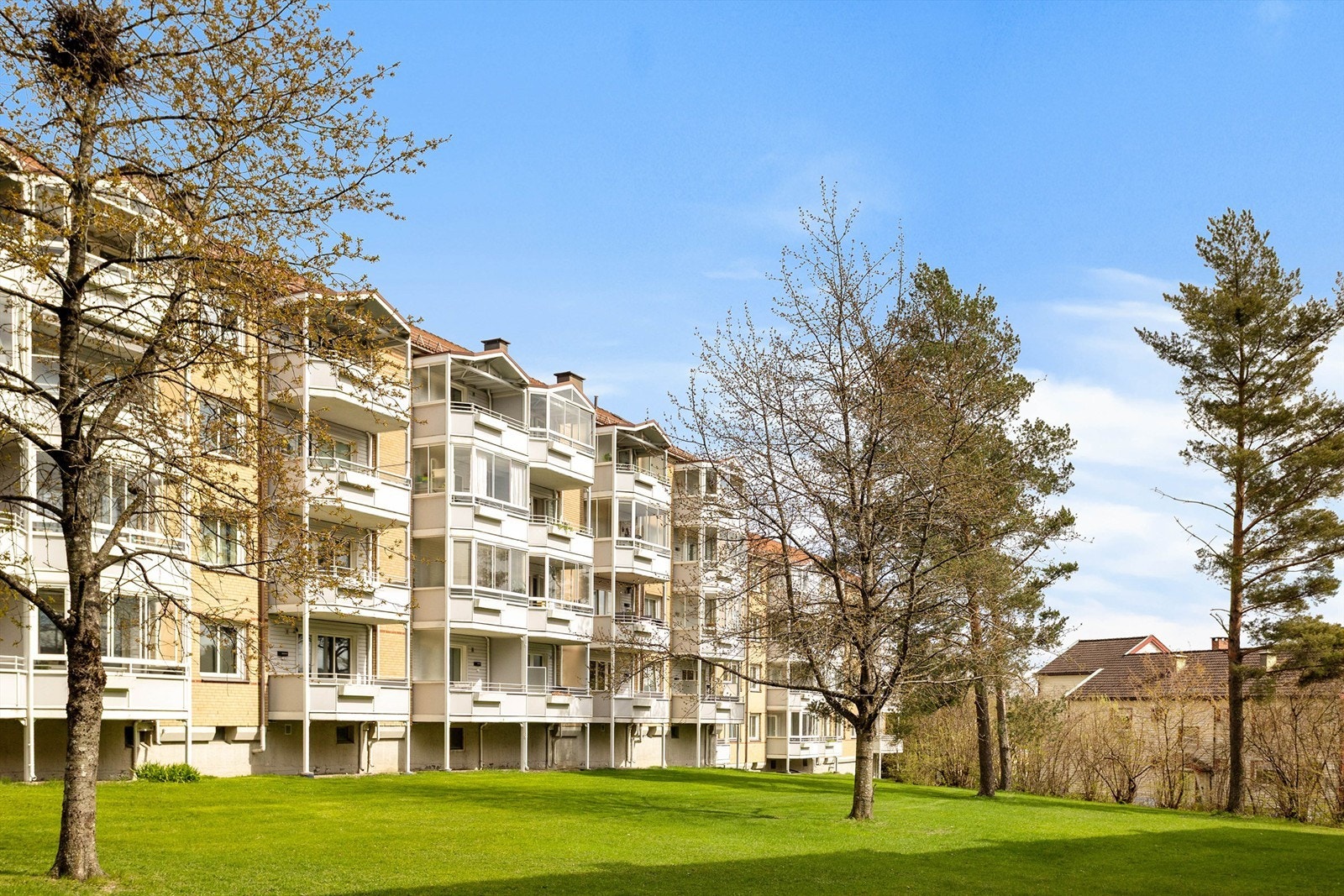 Beliggenheten er sentral, med kort vei til både Rødtvet T-banestasjon og Kalbakken stasjon og Kalbakkstubben bussholdeplass. Galleribilde