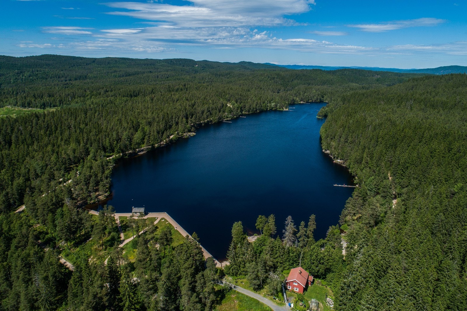 Steinbruvannet (2,7 km fra boligen) - innsjø med brygge og turveier, omsluttet av tett barskog. Galleribilde
