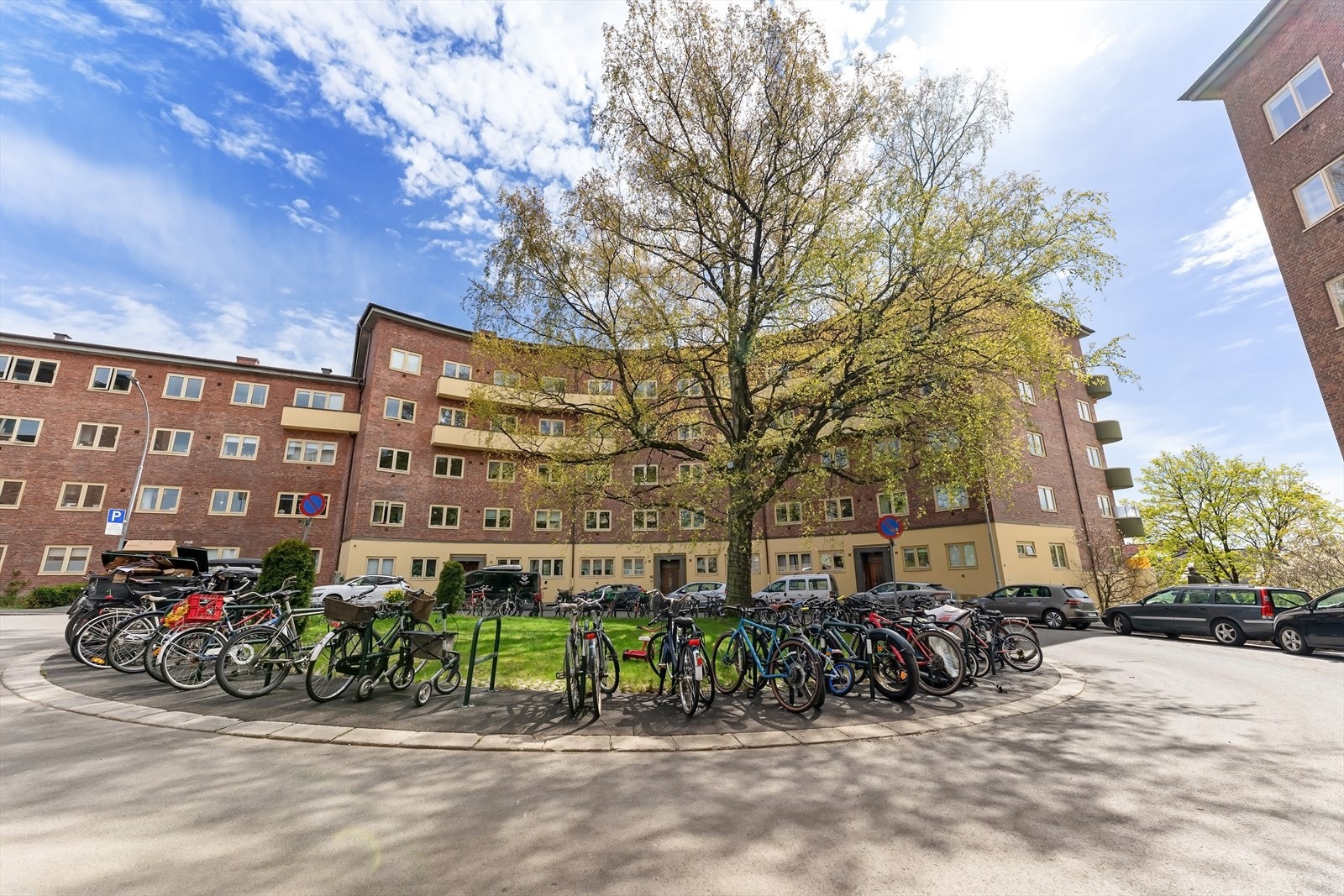 Leiligheten ligger tilbaketrukket til i enden av gaten. Svært lite trafikk. Galleribilde
