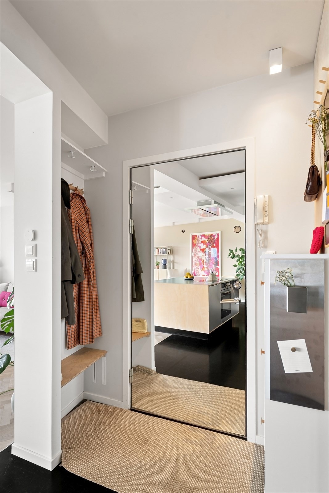 Velkommen inn! Innbudende entré med plass til og henge fra seg yttertøy og sko! Galleribilde