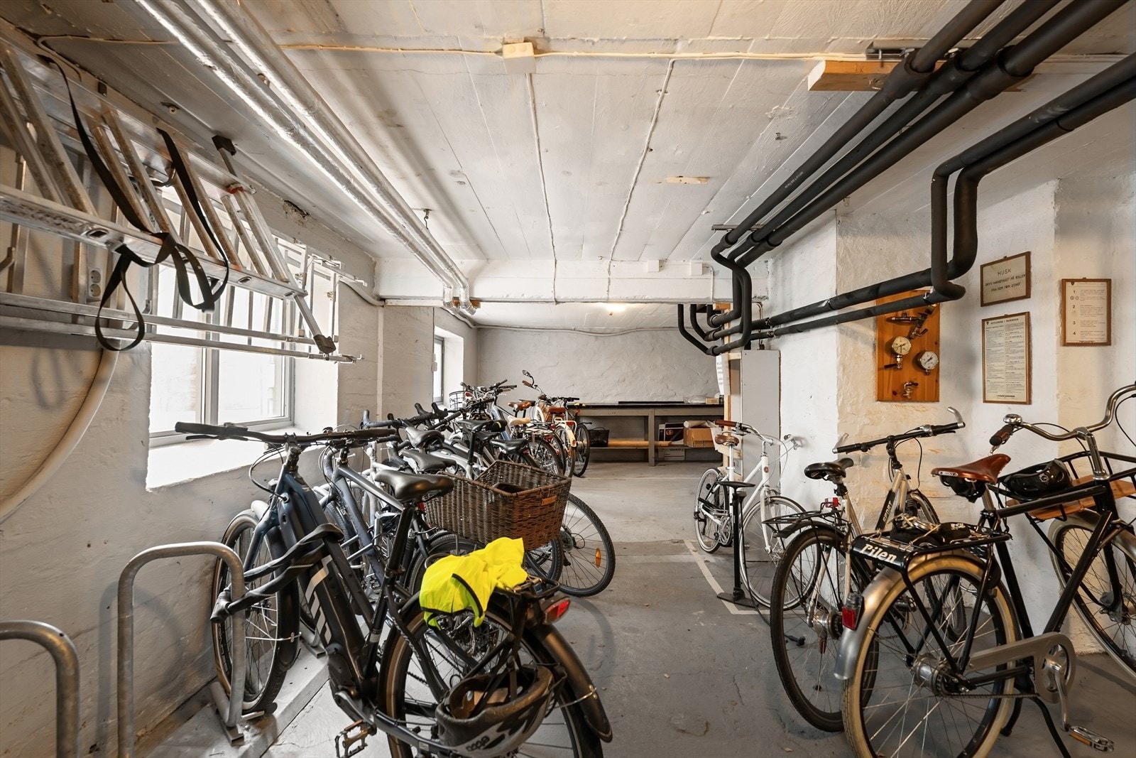 Det er felles oppvarmet sykkelrom på bakkeplan i sameiet. Galleribilde