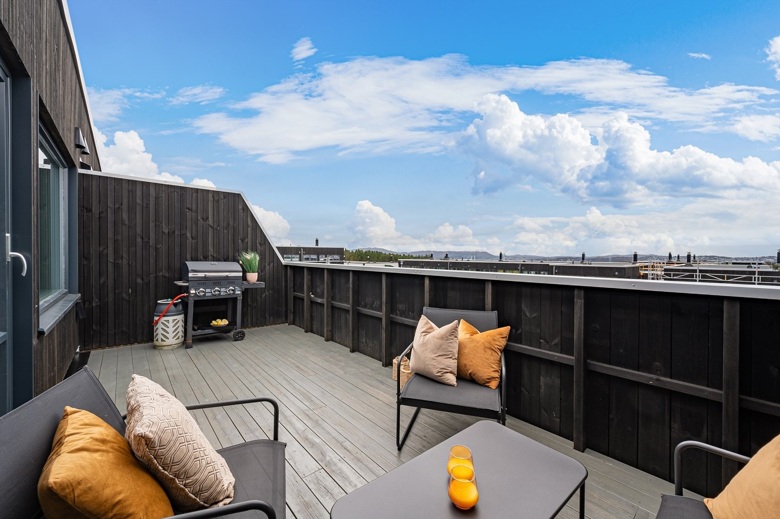 - Balkongen måler ca. 13,3 m², og her kan man nyte svært gode solforhold midtsommers - Galleribilde