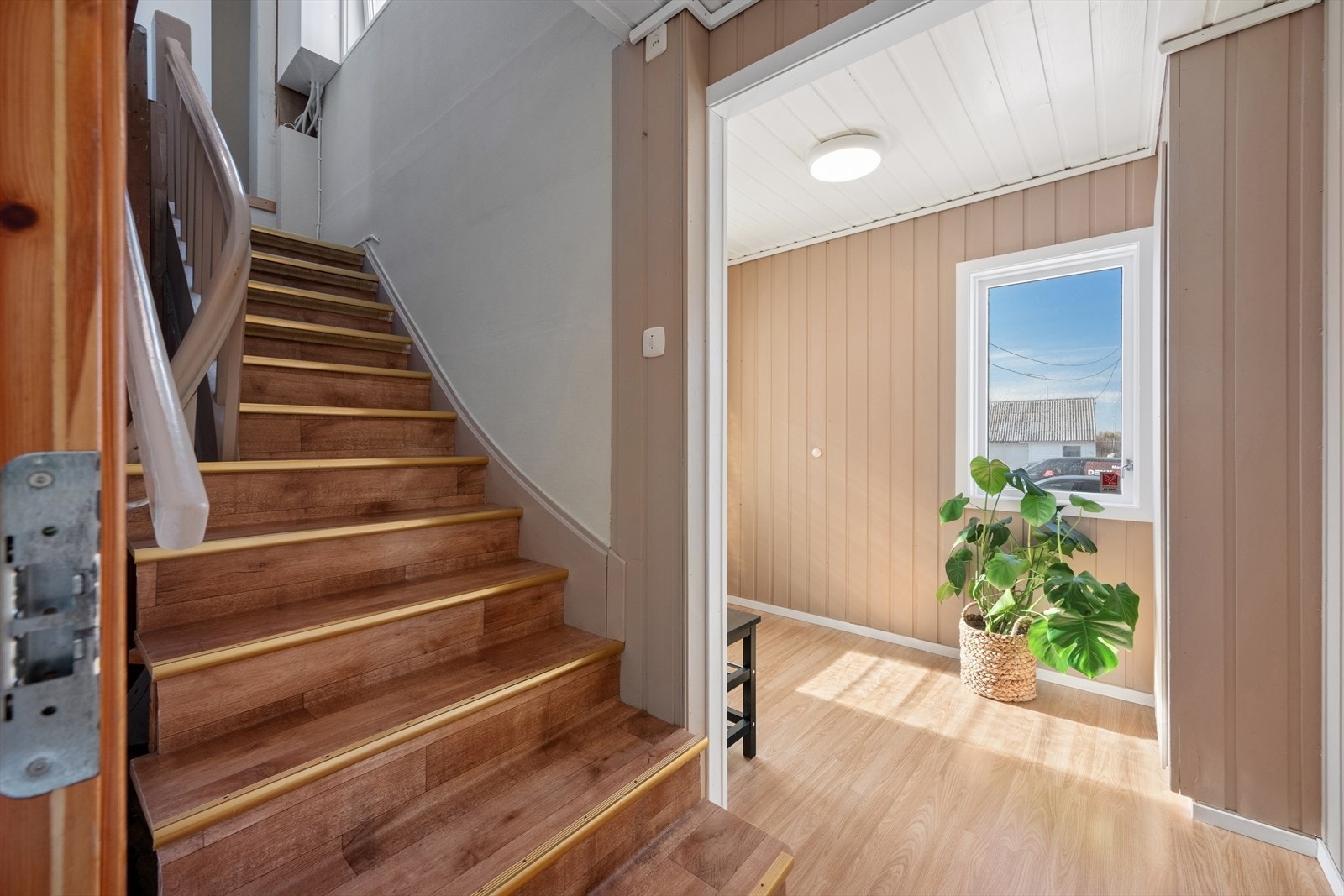Entréen gir et fint førsteinntrykk. Her er god plass til yttertøy og sko. Galleribilde