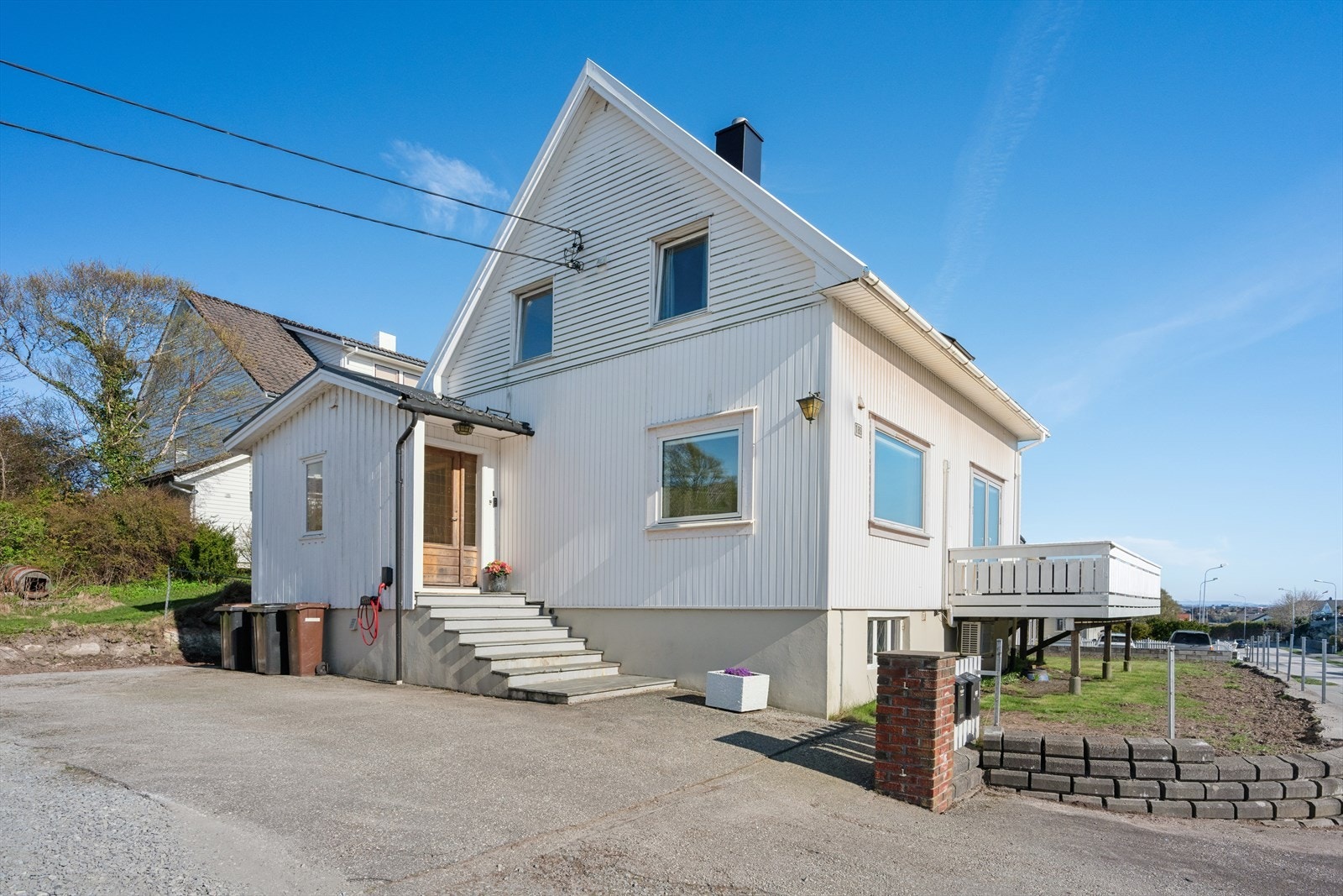 Dette er en velholdt og klassisk hel tomannsbolig. Eiendommen fremstår i gjennomgående god stand og byr på mange bruksmulighete Galleribilde