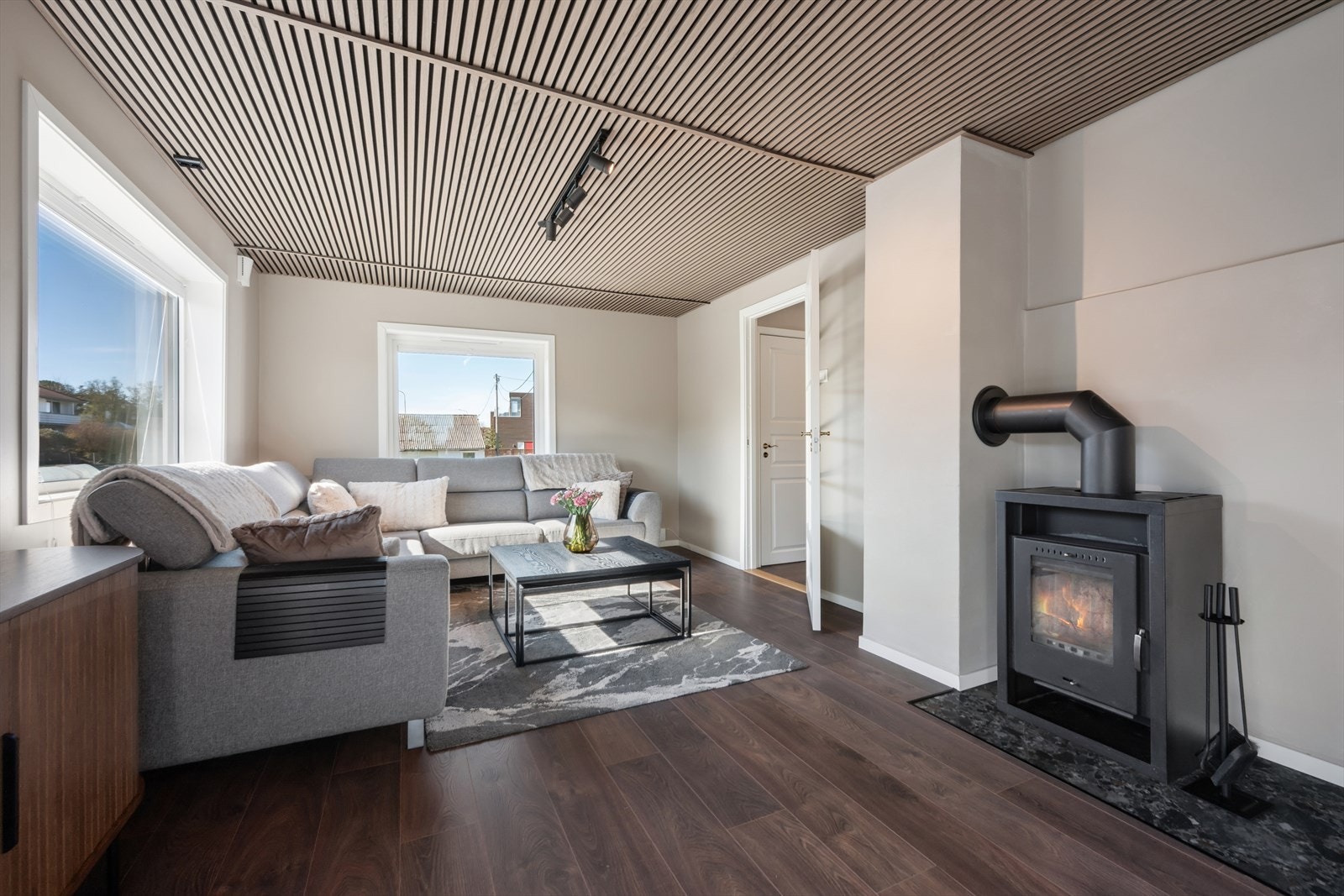 Stuen i 1. etasje er romslig, hvor det er god plass til både sofa- og spisegruppe. Galleribilde