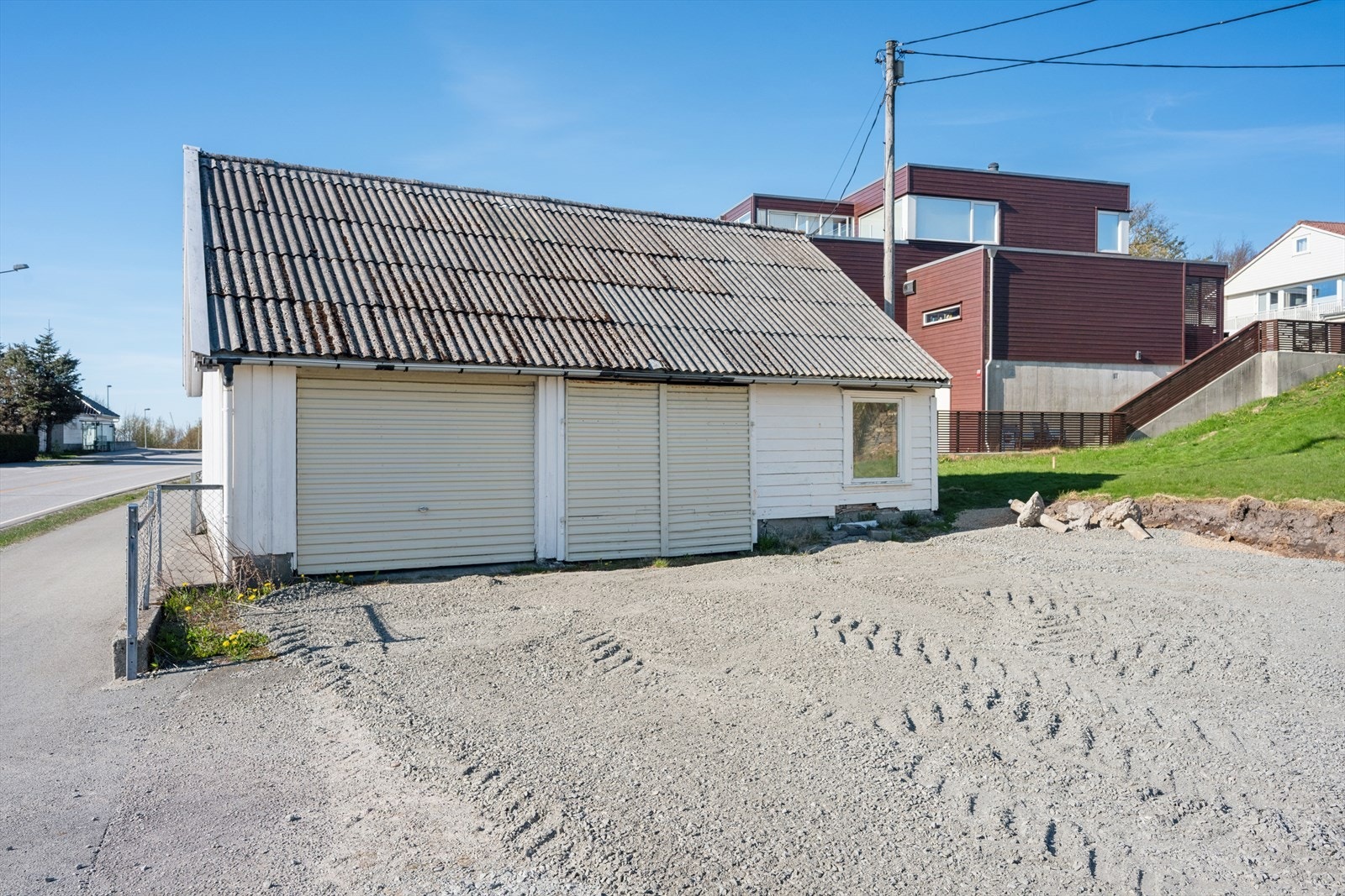 På tomten er det også en frittstående dobbelgarasje. Galleribilde