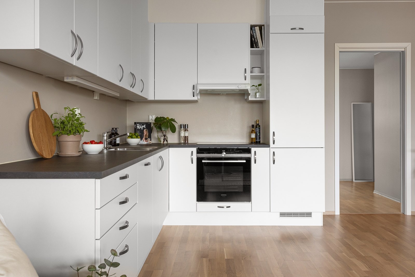 Kjøkkeninnredning fra Aubo med glatte fronter og laminat benkeplate. Galleribilde