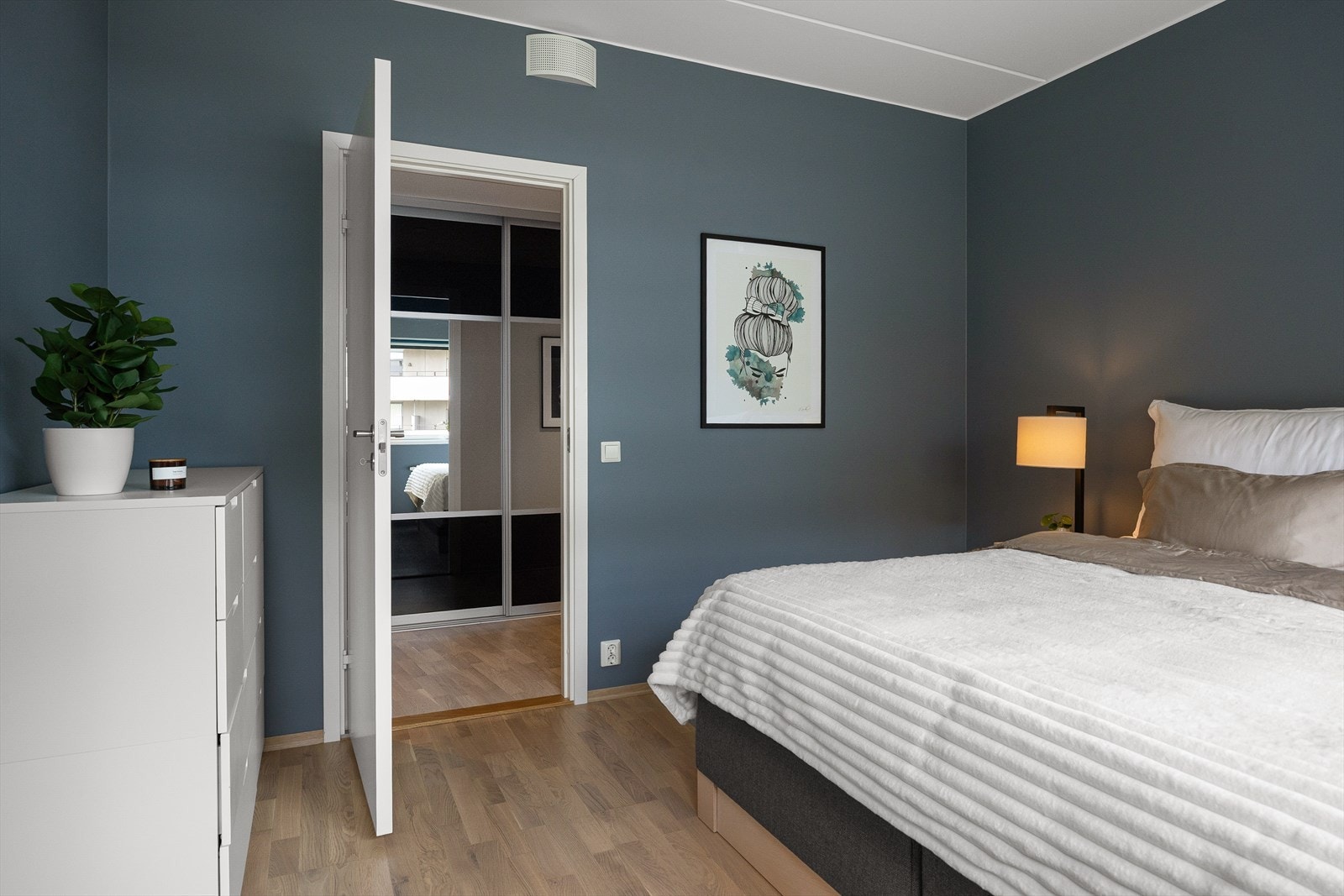 3-stavs parkett i hele boligen utenom bad. Galleribilde