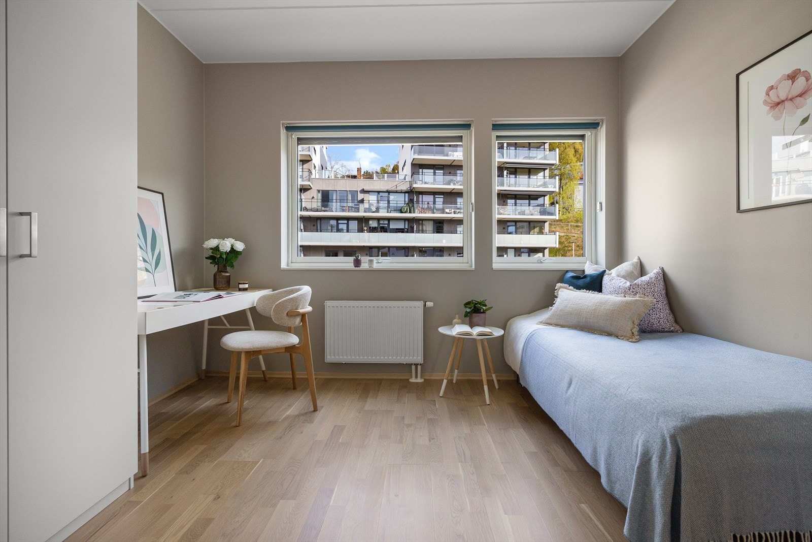 Soverom lll med plass til seng, skrivebord og garderobeskap. Galleribilde