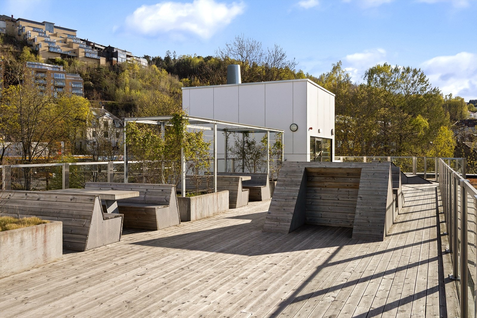 Hyggelig uteareal med plassbygde sittegrupper. Galleribilde