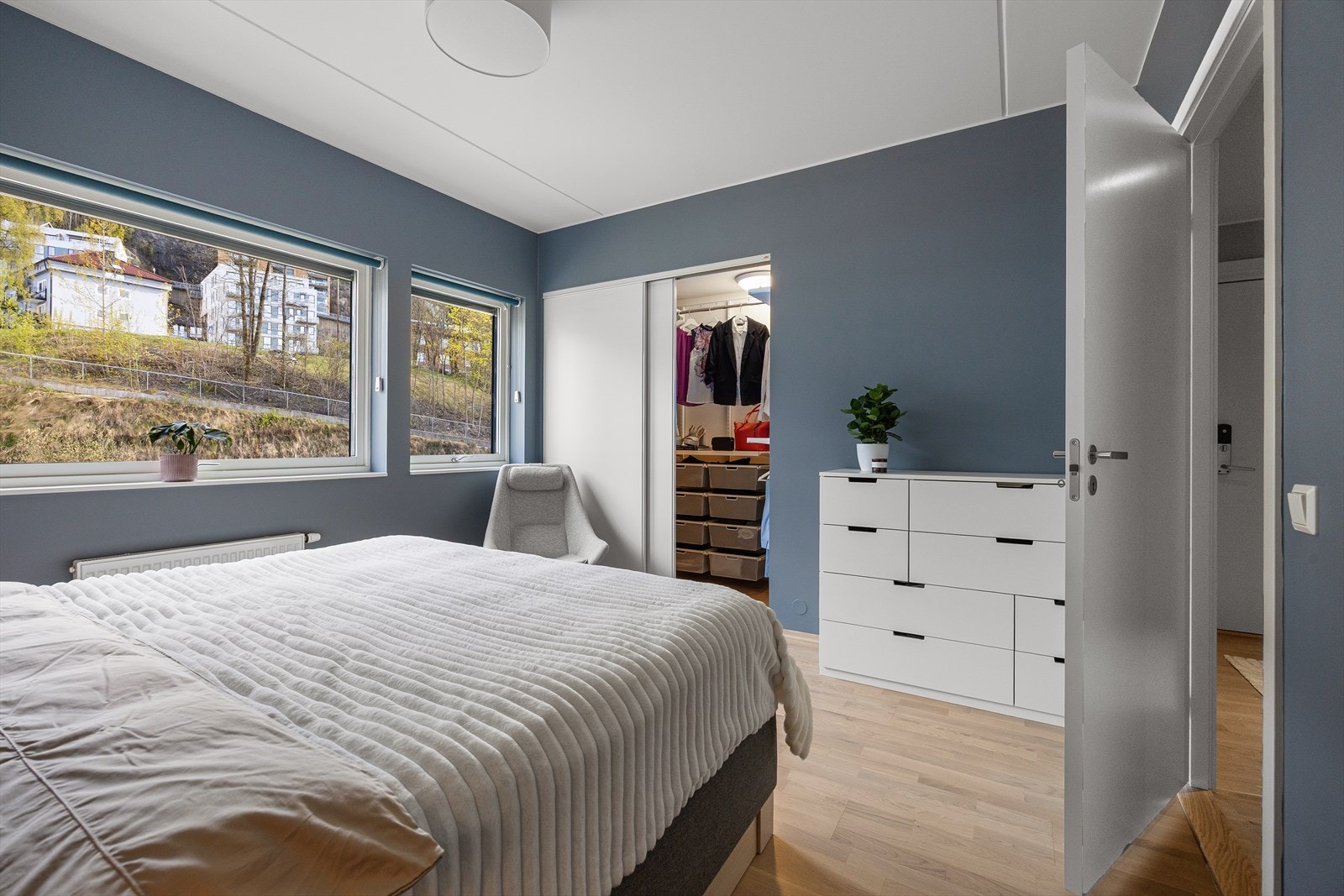 På soverommet har du eget walk-in-closet. Alle soverommene er utstyrt med utvendig solskjerming. Galleribilde