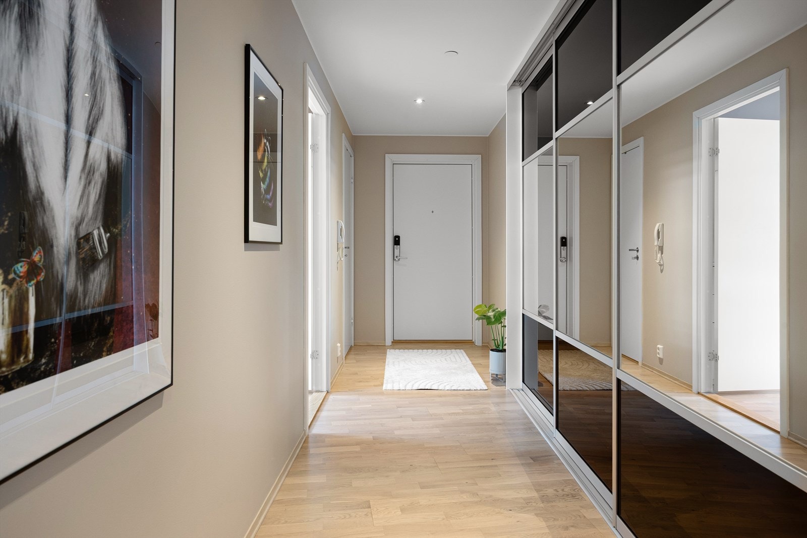 Her ønskes du velkommen inn i en romslig entre. Galleribilde