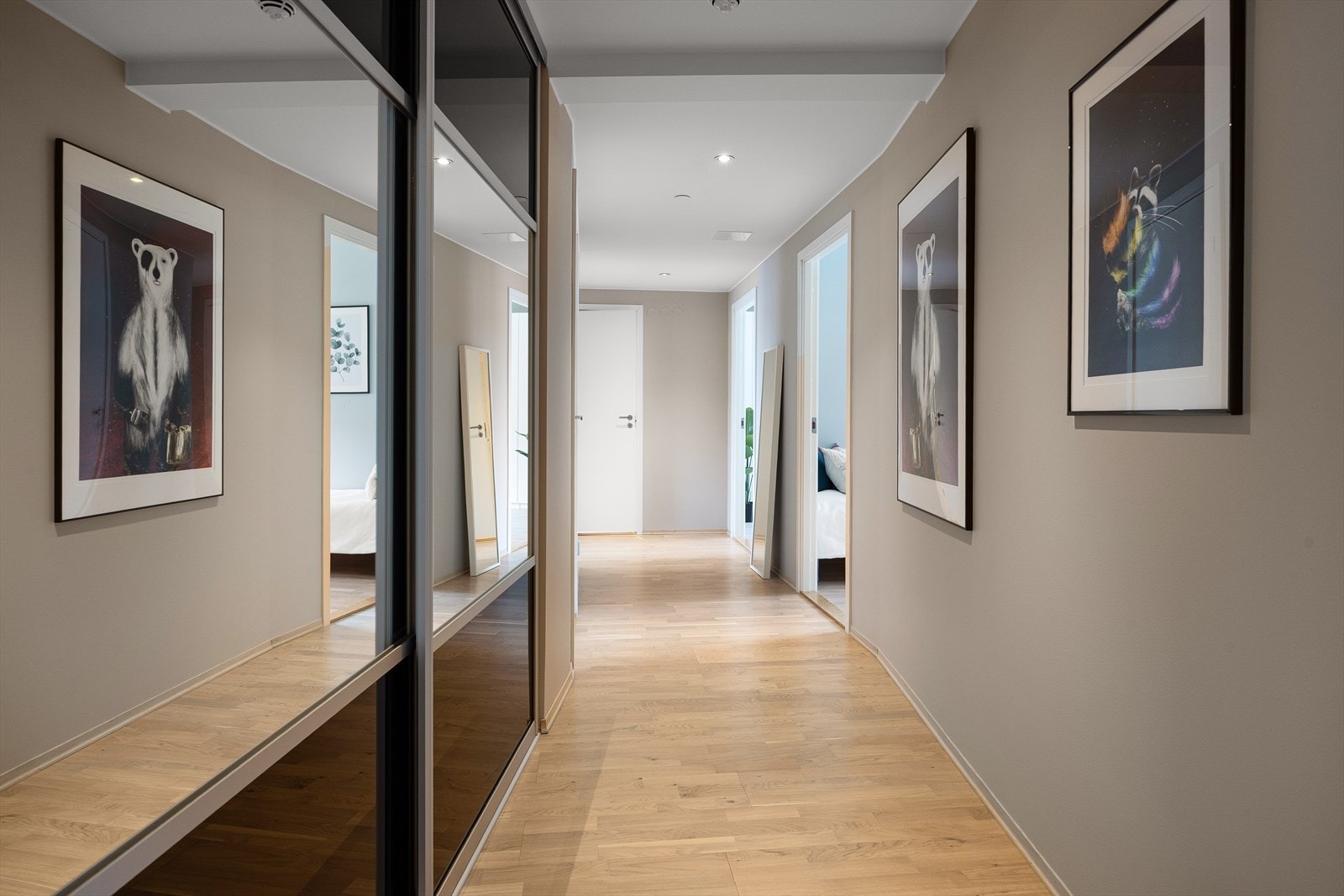 Godt med lagringsplass i skyvedørsgarderobe. Garderoben har parallelle skinner, som gir smidig åpning. Galleribilde