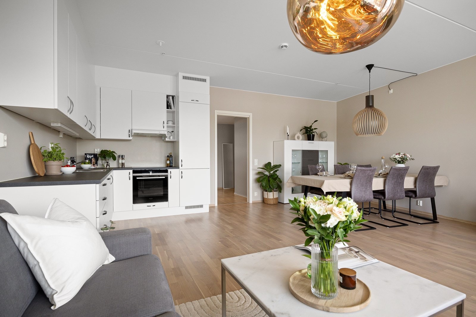 Lyse og fine fargevalg som gjøre det lett å innrede boligen. Galleribilde