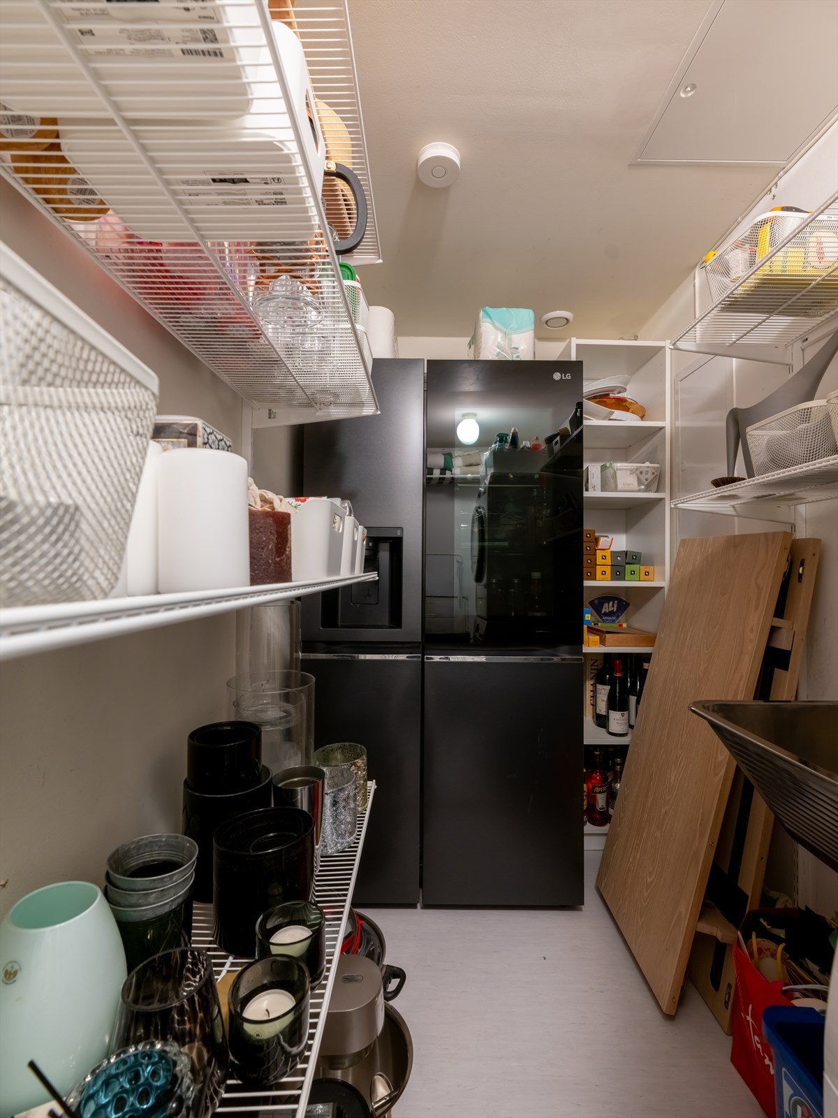 Her er det godt plass til oppbevaring, ekstra frys og kjøleskap. Galleribilde