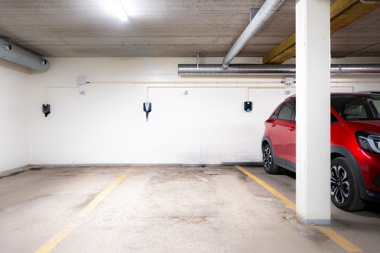 Leiligheten har og disponerer en p-plass i garasjeanlegg 70 meter unna boligen. Her er det lagt opp el-bil lader og det er god høyde samt bredde på p-plass og innkjøring. Galleribilde