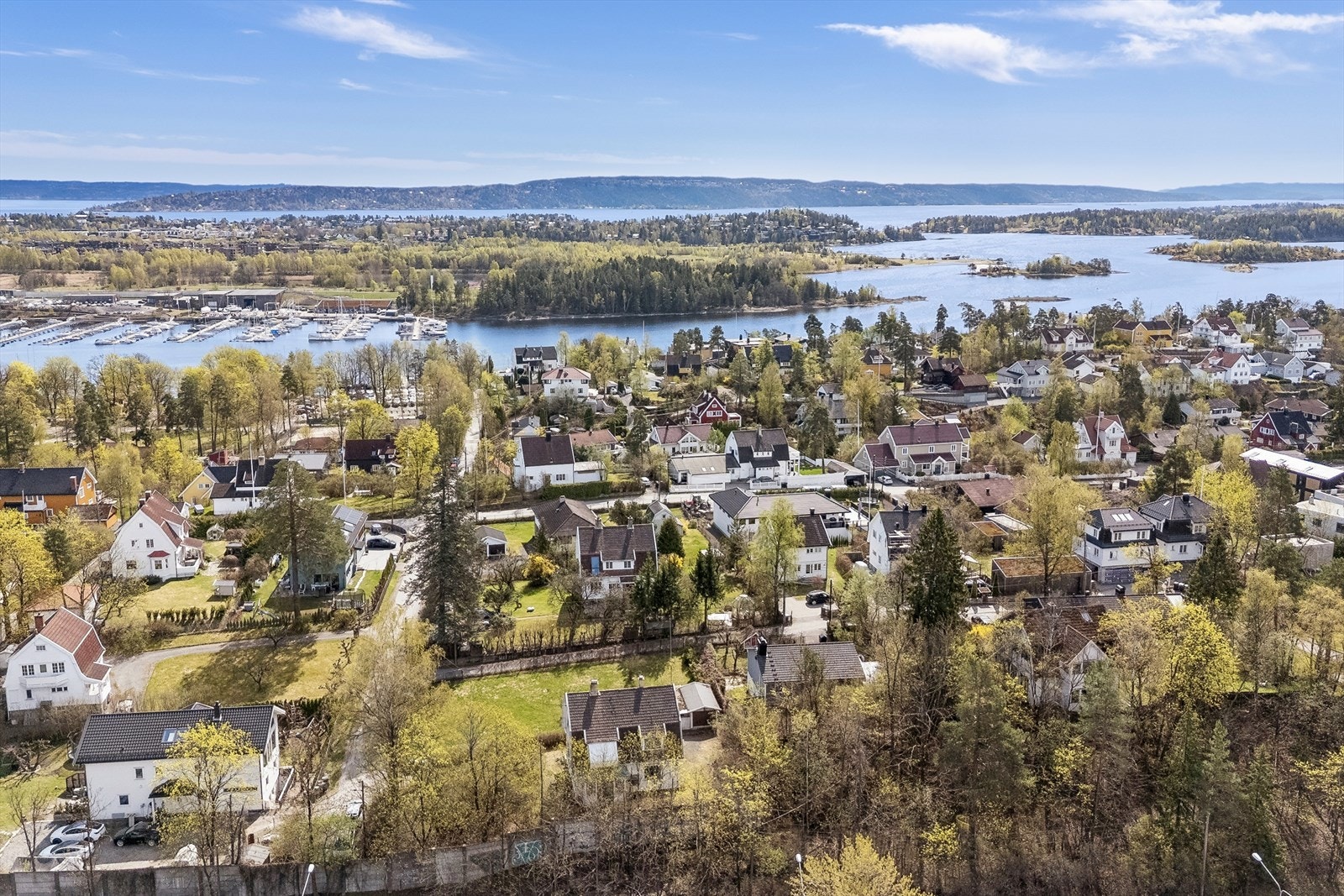 Sjønær beliggenhet på Nedre Høvik. Et svært attraktivt nabolag. Galleribilde