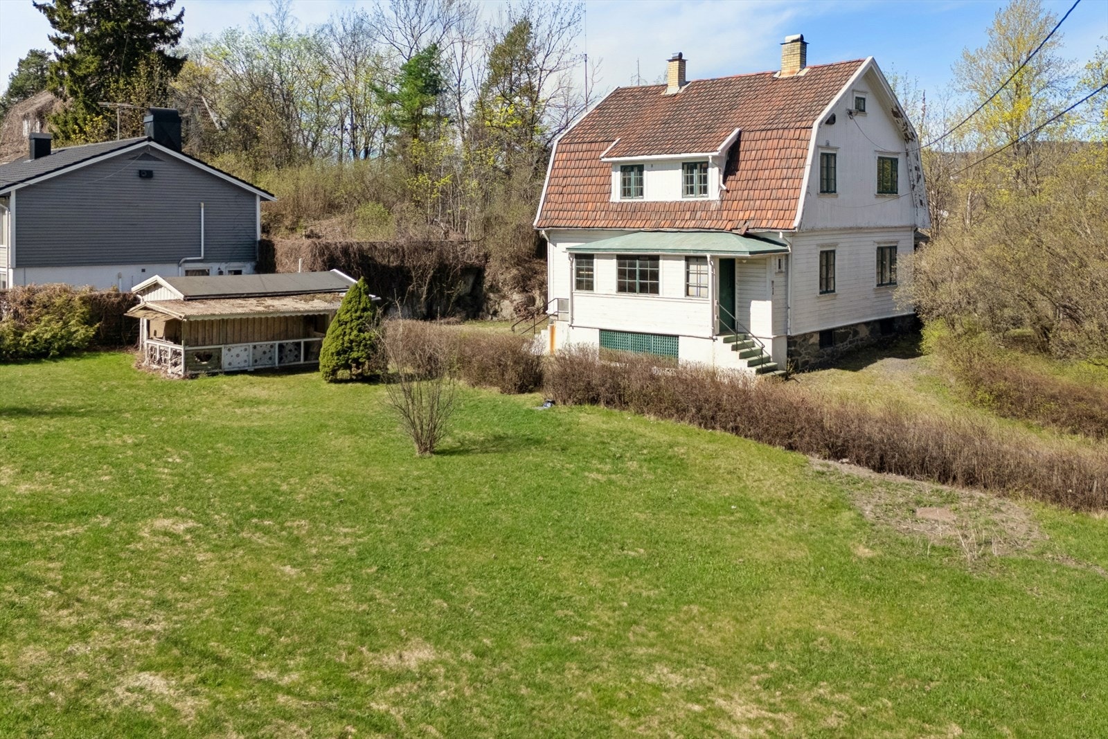 Det ble i 1974 satt opp en enkel garasje på tomten. Galleribilde