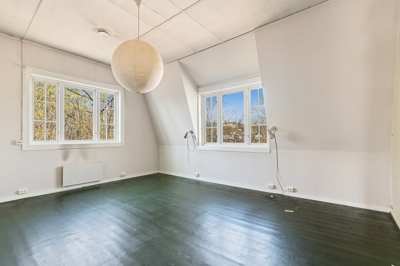 Etasjen største rom. Dette kan bli et fantastisk hovedsoverom. Det er satt inn mekanisk ventilasjonsanlegg med avsug over loft i hele andre etasje. Galleribilde