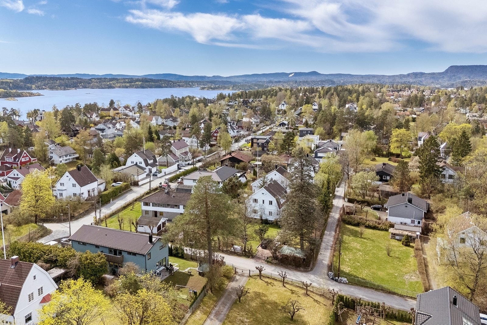 Boligen ligger en kort spasertur fra sjøen. Eiendommen eier en egen strandparsell på eget gårds- og bruksnummer. I tillegg følger det eierskap i et realsameiet med rett til båtplass i Myrvold Flytebrygge A/L. Galleribilde