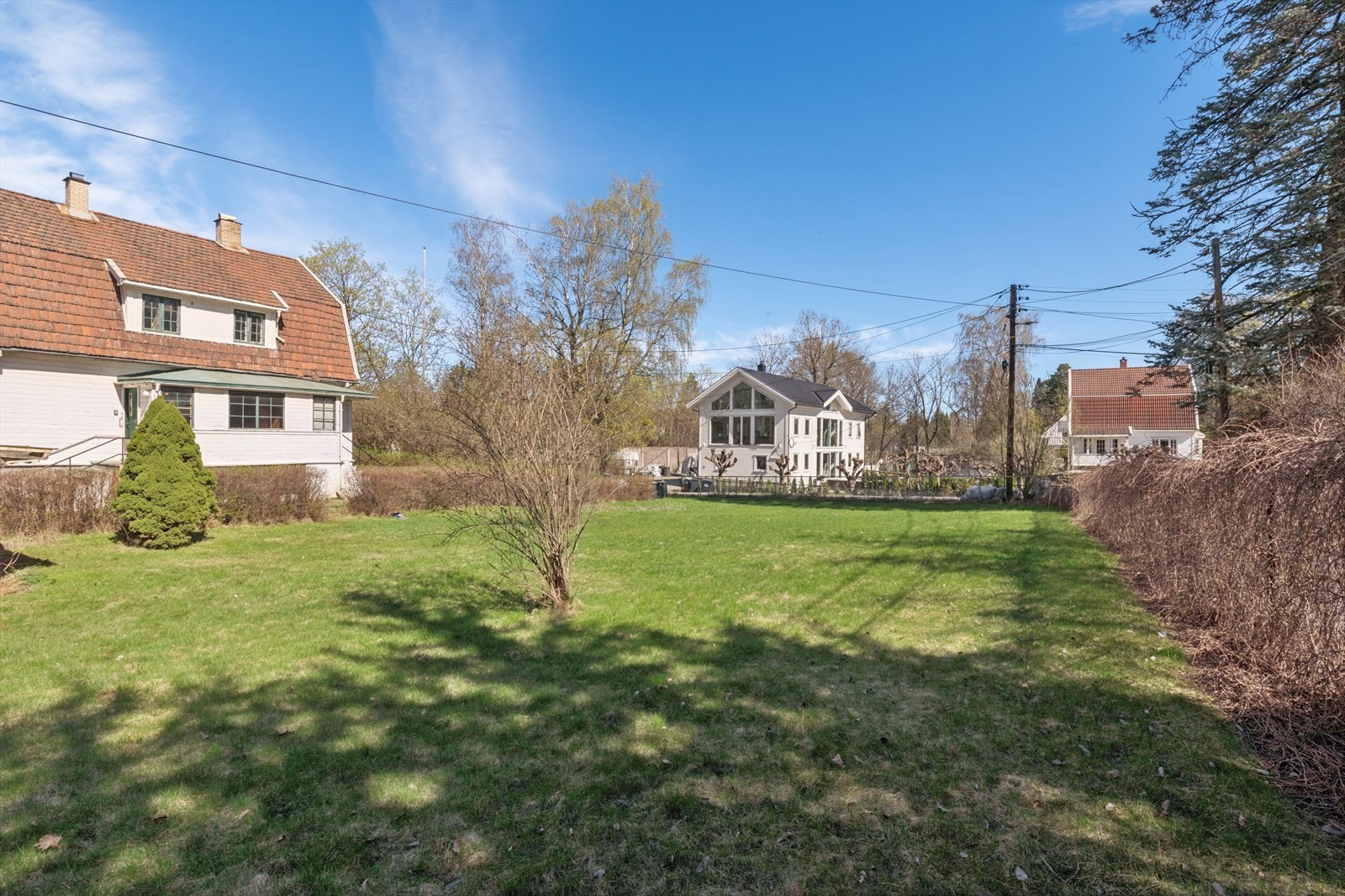 Villa bygget i en nasjonalromantisk villastil med mansard tak, rutete vinduer, god innvendig takhøyde og generøs tomtestørrelse. Virkelig en drømmemulighet for mange. Galleribilde