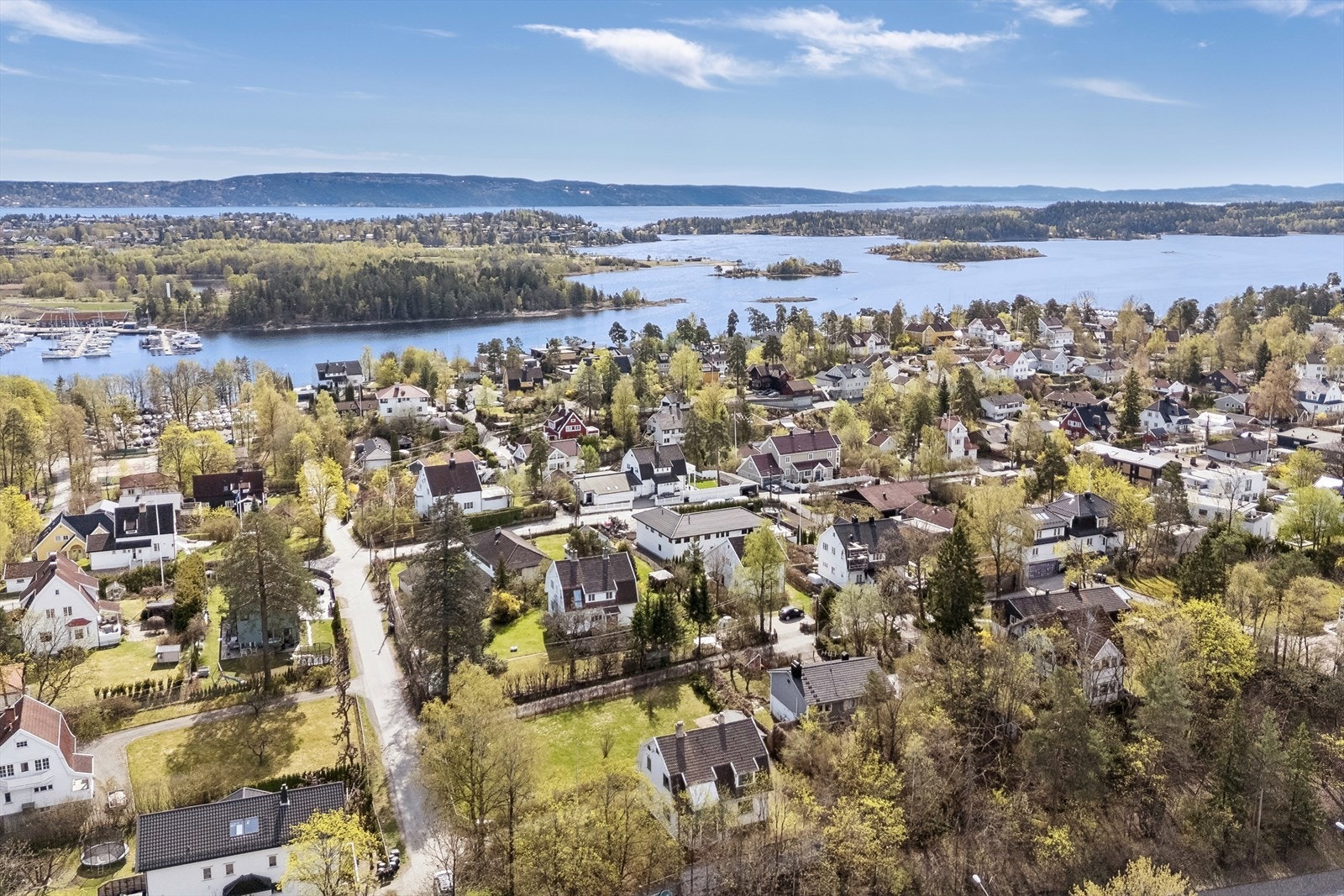 Eiendommen ligger i et etterspurt og meget attraktivt boligområde. Beliggenheten er rolig, trygg og familievennlig, ca. 300 m i luftlinje fra salt sjø, båtplass, badestrender, Tennisbane og kyststi. Galleribilde
