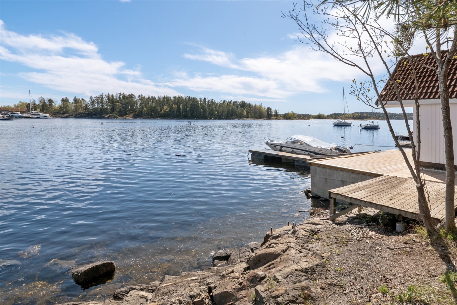 Boligen eier en egen strandparsell på 24 kvm på eget gårds- og bruksnummer. Denne parsellen skal følge eiendommen ved salg. Galleribilde