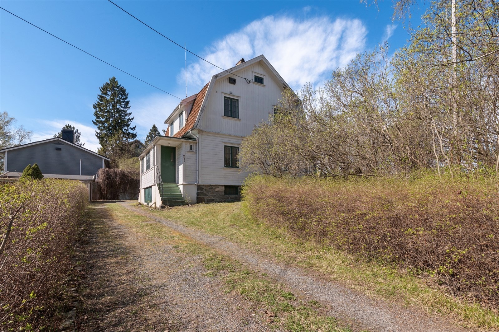 Med litt grønne fingre og en god egeninnsats kan syrinbuskene som omkranser flaggstangen igjen stå i full prakt og gi eiendommen et verdig preg av svunnen storhet. Galleribilde