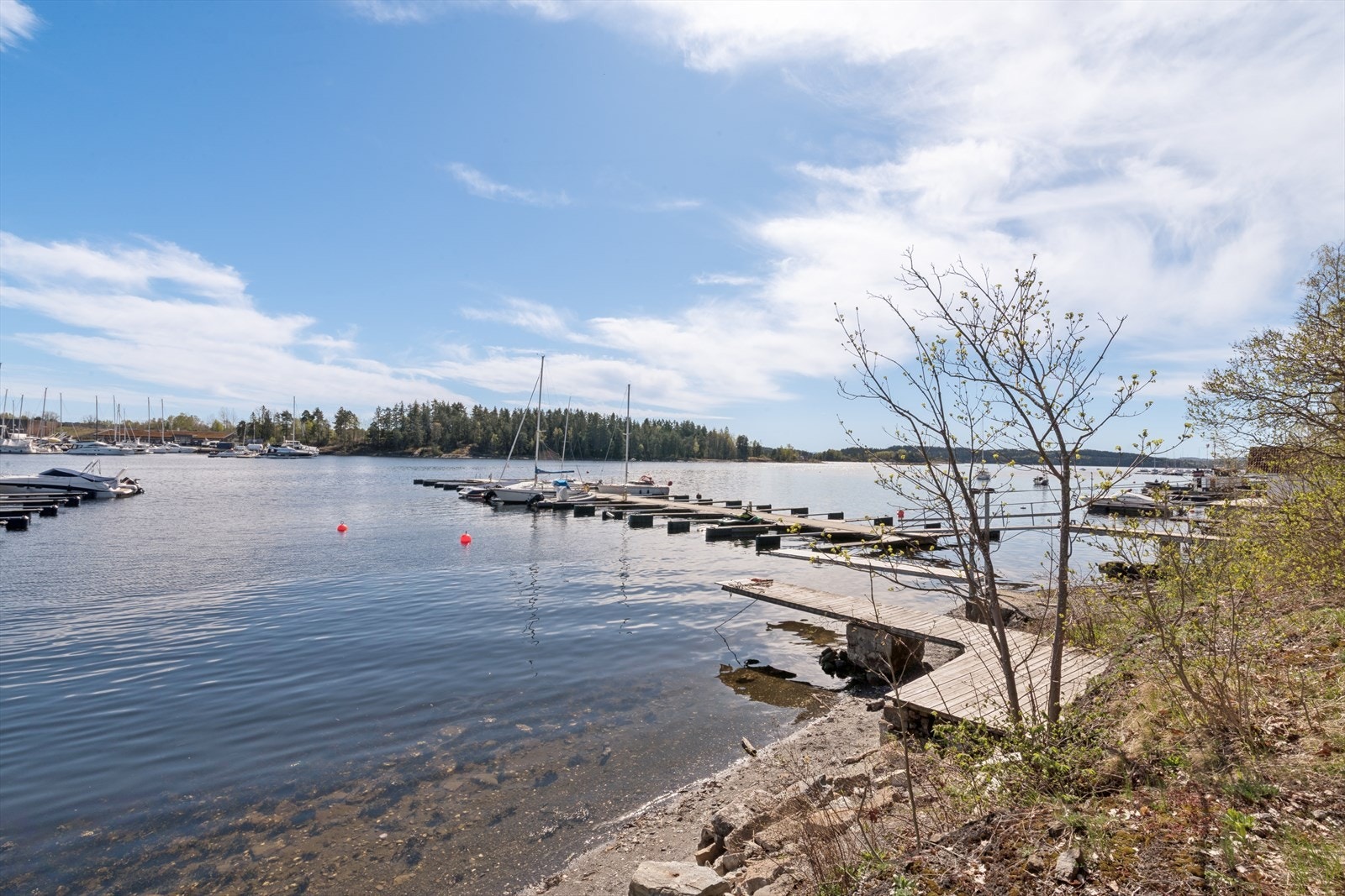 Det medfølger egen båtplass (nr. 11) på flytebrygge. Båtplassen er knyttet til eierskap i realsameiet på gnr. 13, bnr. 78. Galleribilde