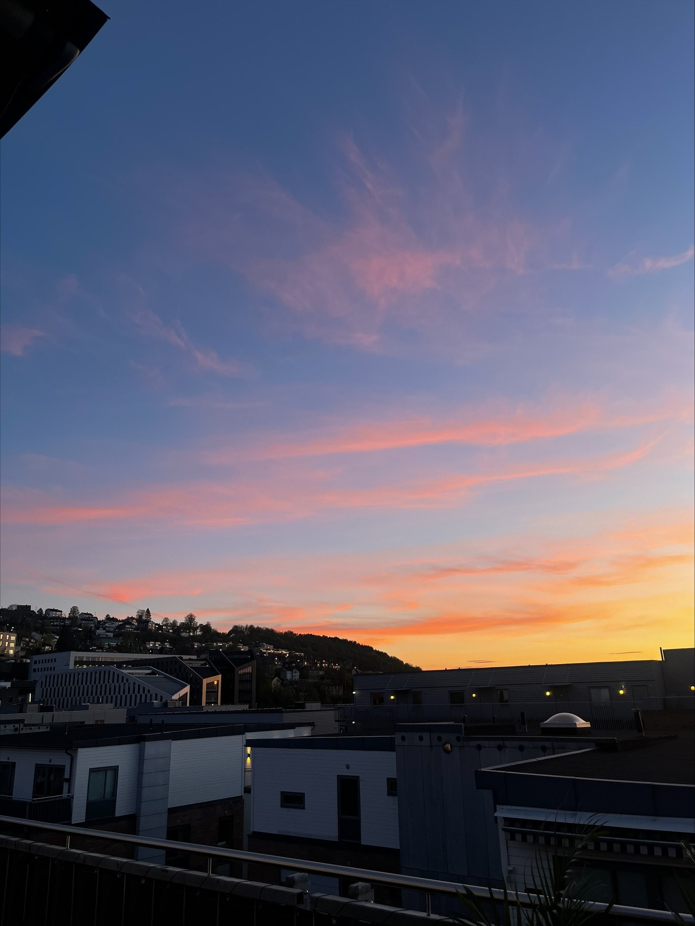 Fra den private takterrassen får du himmelen malt i de fineste fargene. (Foto tatt av selger). Galleribilde