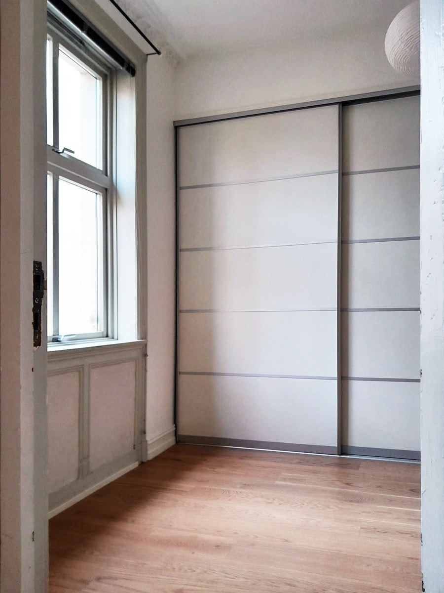 Soverom med vindu mot stille bakgård Galleribilde