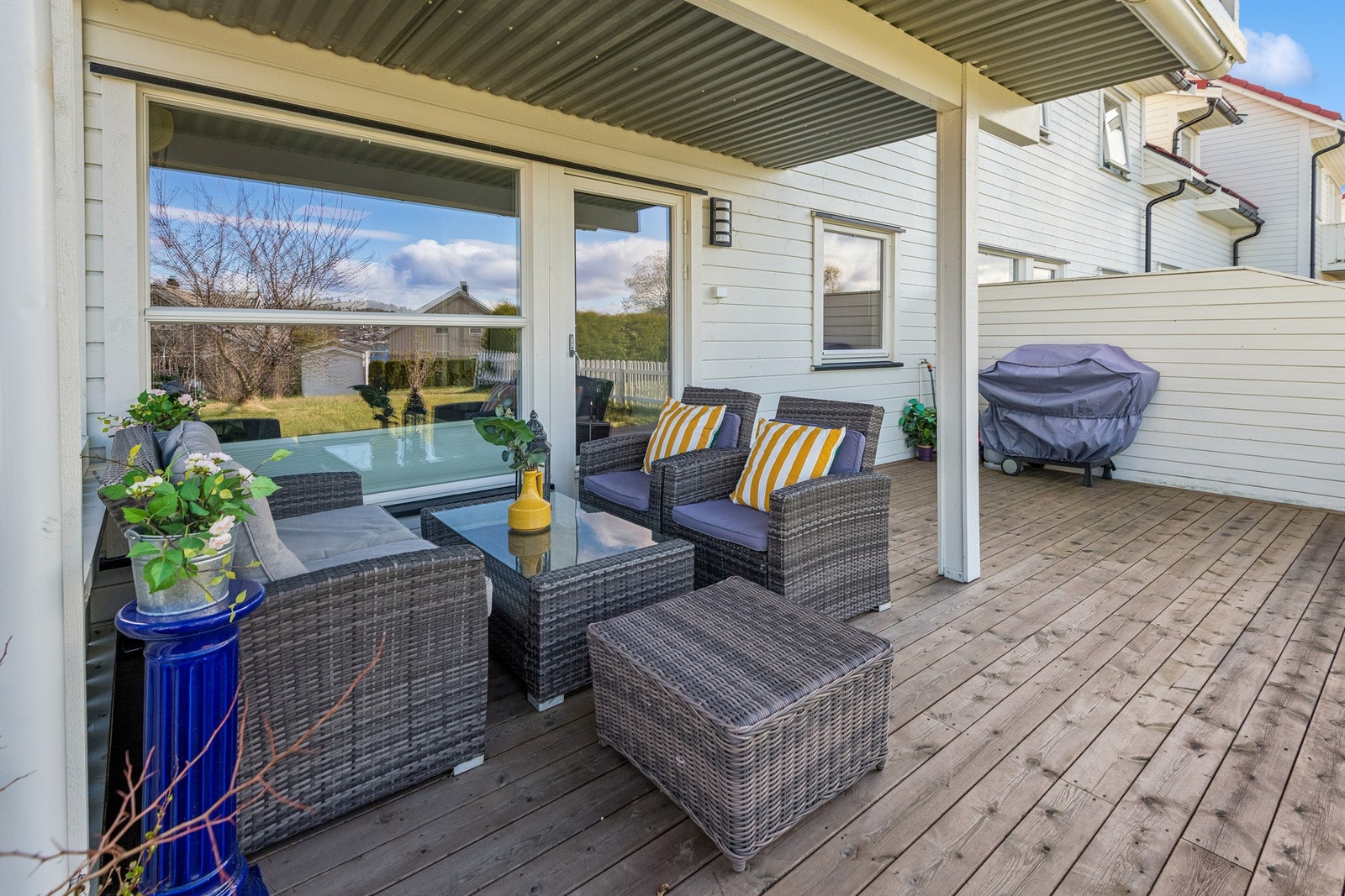 Romslig veranda med god plass til hagemøbler og grill. Galleribilde